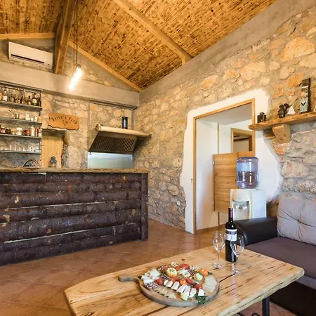 Krk Patak Vakantiehuis Vrh (Krk)